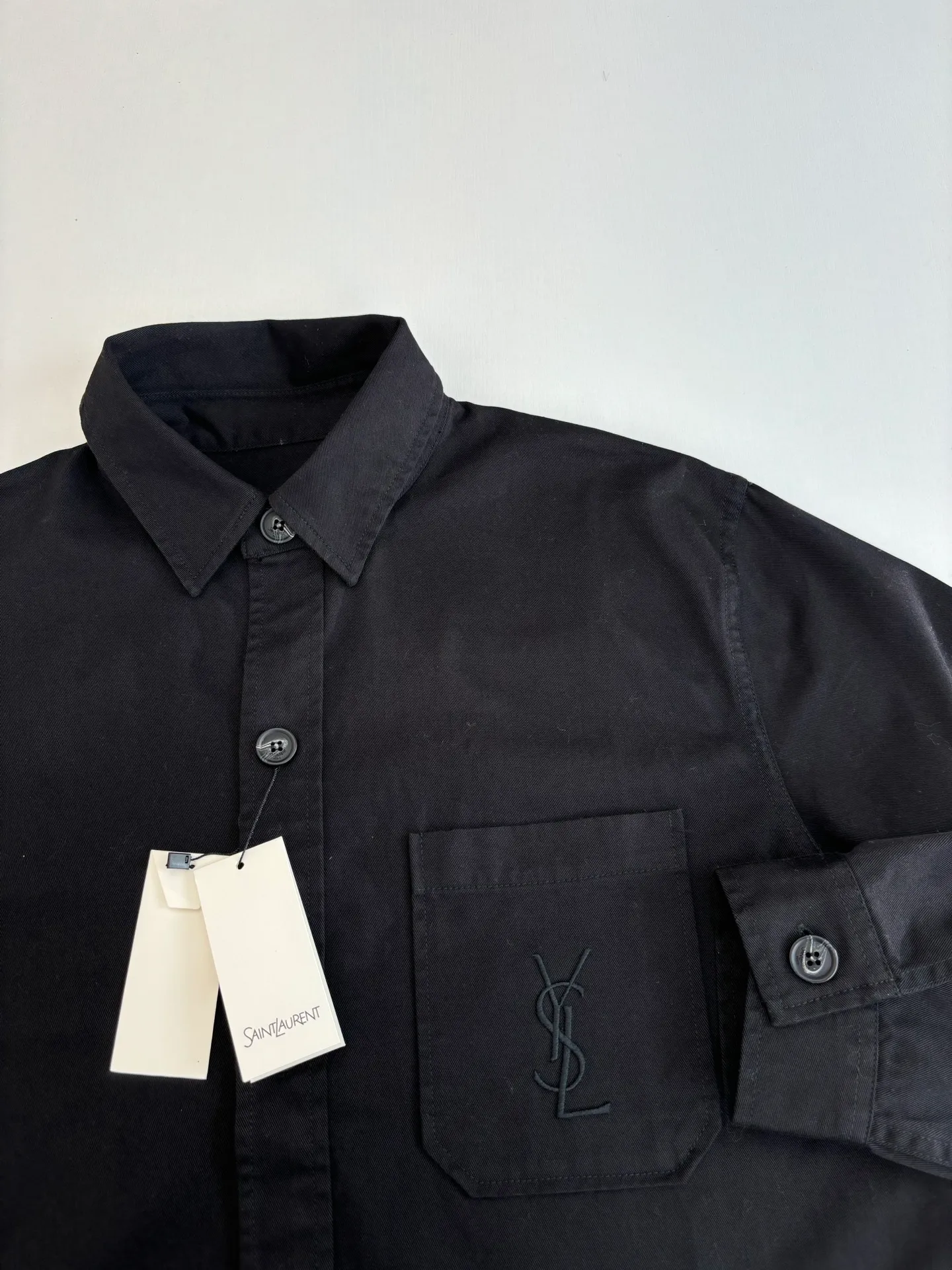 P480 Saint Lauren*/Ysl Saint Laurent embroidered button-down lapel shirt. The natural fiber fabric has excellent breathability and moisture absorption, allowing the skin to breathe freely, keeping it dry and comfortable at all times. You will not feel hot or uncomfortable even if you wear it for a long time. Size: S/M/L/XL